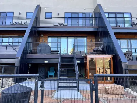 New 4Bd, 4BA, Sleeps 13, Close to Ski Lifts, Sauna, Mtn Views