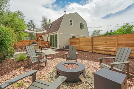 The Hive Downtown: ☀️Hot Tub +🍷Patio + 🔥Fire pit