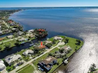 WATERFRONT MODERN 4/2 FLORIDA HOME POOL BOAT DOCK AND LIFT DIRECT GULF ACCESS