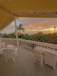 Beautiful conveniently located 2-bedroom ocean view home in Kailua-Kona. 파인 트리스 서핑 비치 주변 호텔