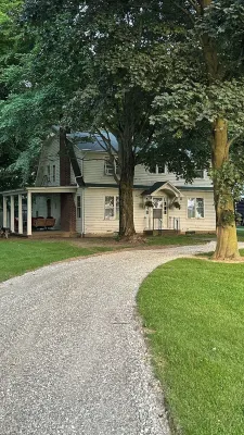 Superb 5-bedroom farmhouse in Goshen with WiFi, AC