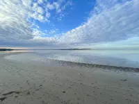 海灘附近美麗熱帶花園獨立自助式公寓. - Wi-Fi