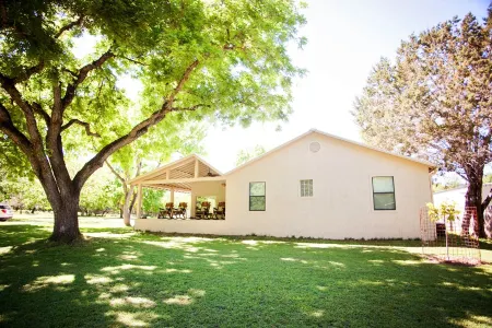 Live Water!!! A Spectacular Hill Country Family Retreat with waterfront privacy