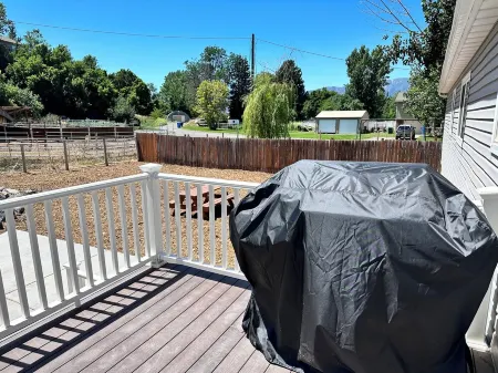 Completely Renovated Home w/AC, Fire Pit, & More! Отели в г. Хайрум