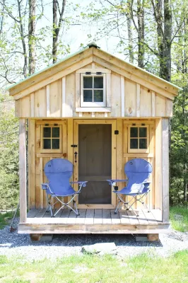 Black Creek's Maple Nature Escape Hotels near Cambridge Junction Covered Bridge