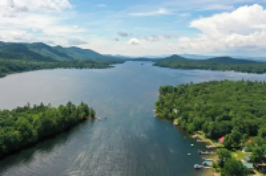 Crisp and Clean Lakefront Home sleeps 8 in 4 Bedrooms