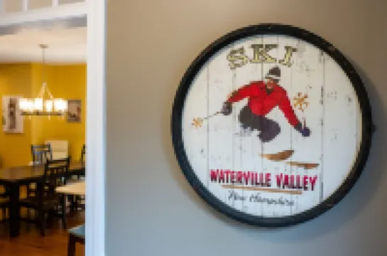 The Valley Estate - Ice Arena - Biking - Weddings - Walk to Town Square! Hotels in Waterville Valley