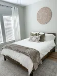 NEW 3BR/2B home w/ fenced yard - Dog & EV friendly - 4성급