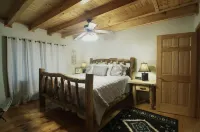 Rushing River Lodge: Mountain Cabin with River View & Hot Tub Hotels in Gilmer County