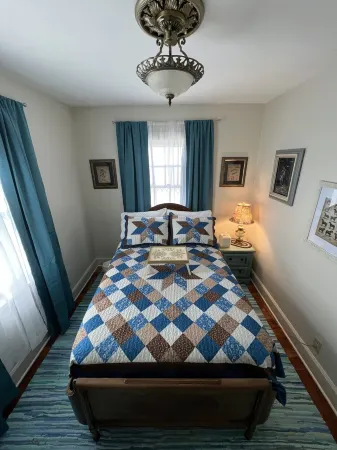 Charming Carriage House near VanderVeer Park