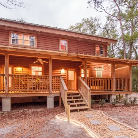 Beautiful log home less than a half mile from ichetucknee springs north entrance
