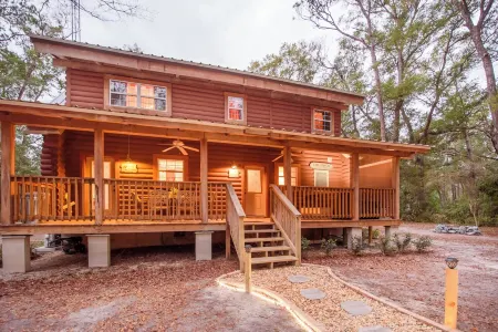 Beautiful log home less than a half mile from ichetucknee springs north entrance