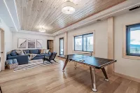 Mtn View, Sleeps 20, Hot Tub, Firepit, Wood Stove, Theater, Workspace, Bar, Gym