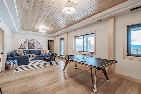 Mtn View, Sleeps 20, Hot Tub, Firepit, Wood Stove, Theater, Workspace, Bar, Gym