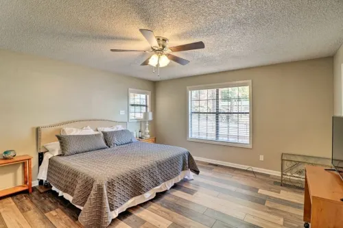 Lake House in Hot Springs with newly remodeled deck on Lake Hamilton