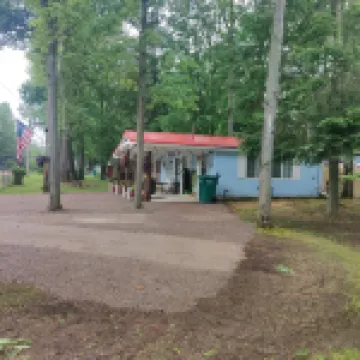 Bigfoot themed cottage.  Dog friendly!