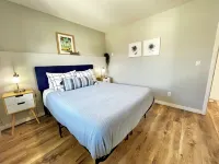 Luxe Hideaway: Private Patio, BBQ, Wineries, 20 Min to Beaches, King Bed
