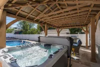 Art Deco Oasis: Pool, Hot Tub, 5 BDR, 3 BTH, 2 King Beds, Arcade, BBQ,  4 TV's