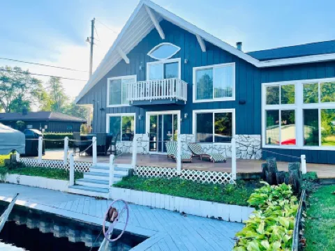 Unforgettable 4 bedroom 3 bath waterfront cabin  호텔