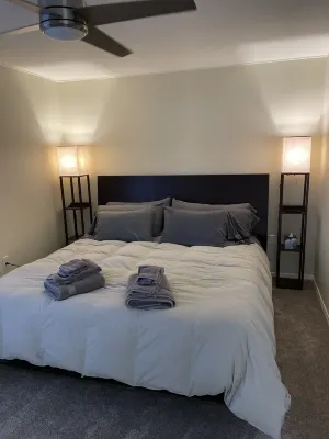Comfy modern condo, right on Lake Michigan.  Perfect couples getaway! No aircon