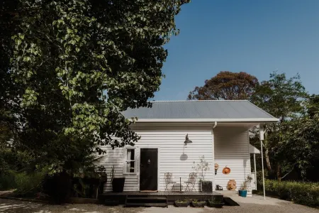 Countryside Retreat with Cosy Fireside Bath