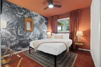 Heated Pool. Waterfall. Game Room. Central Location. Family Friendly. Sleeps 10