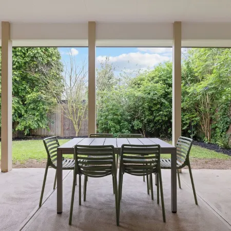 Close to beach, quiet neigbourhood. close to town shops & restaurants