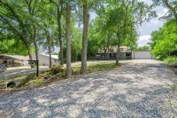 Superb Lake Texoma Home, 4 beds, 2.5 Baths, Hot Tub,1.5 miles to Highport Marina
