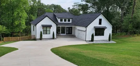 Stunning, Designer 6 Bdrm Lake House, Relaxing Retreat, 15 Min from GSP!