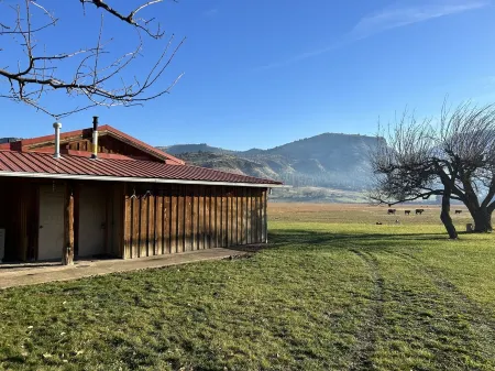 Cozy Cabin with River Access optional full 50amp RV hook-ups onsite