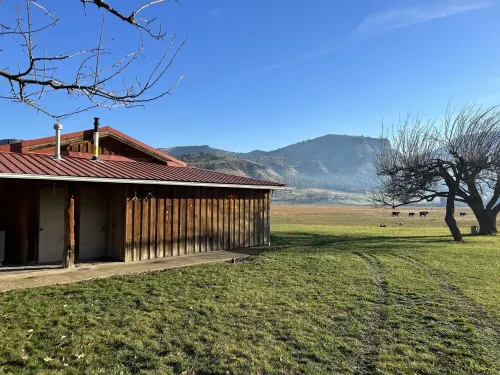 Cozy Cabin with River Access optional full 50amp RV hook-ups onsite