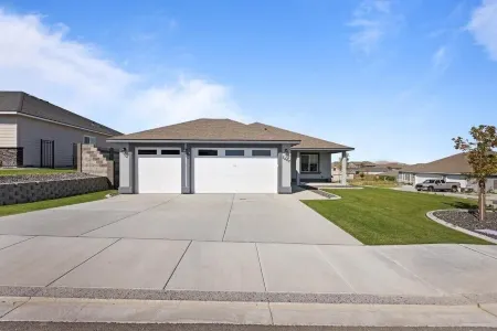 New house! Hot Tub and fire-pit waiting for you.