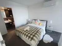 2B2B1C Apartment with Stunning Lake Views Hotels in Belconnen