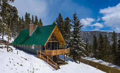 Beautiful 4Bd Chalet w Hot Tub & Mtn Views
