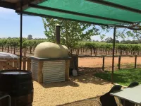 The Picker's Hut - Peaceful vineyard setting Hotels in Barmera