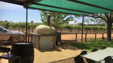 The Picker's Hut - Peaceful vineyard setting Отели рядом с достопримечательностью «Lake Bonney»