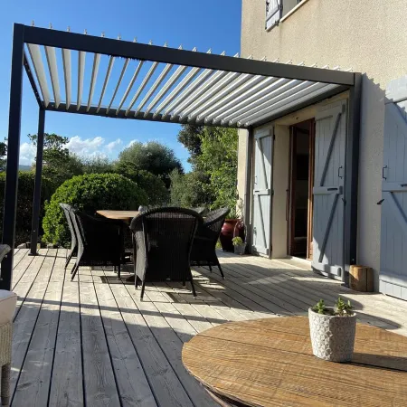 Quiet house with enclosed garden and terrace 5 minutes from the beach! Отели в г. Вентизери