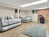Lakefront Home on Great Sacandaga – Summer Weeks Still Available!! Hotels in Day