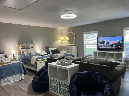 4 bedroom Retreat Sleeps 11 with Dock on Lake Weir near The Villages & Orlando