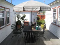 Charming Cottage: 5-Minute Walk to Beach!