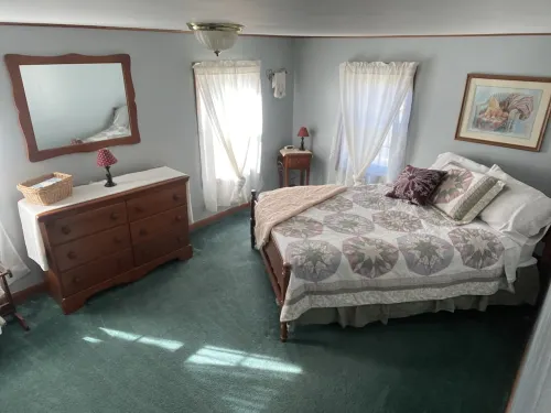 Rural cozy and quaint farmhouse with secluded patio and 15 minute drive to town.