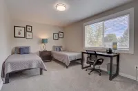 Modern 5 BR - Large Yard + BBQ + Kid's Playhouse + Game Room + Great WiFi