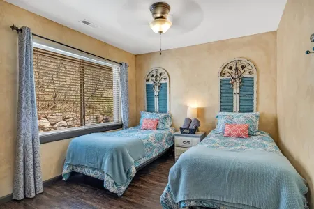 Best views in Green Mountain Falls with HOT TUB & EV Charger