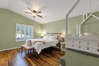 Pickleball, Pool, Hot tub, Firepit, Mini-putt, 5 BRs, Sleeps up to 15! Luxury