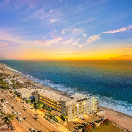 Beautiful, luxurious hideaway right on Carbon Beach in Malibu!