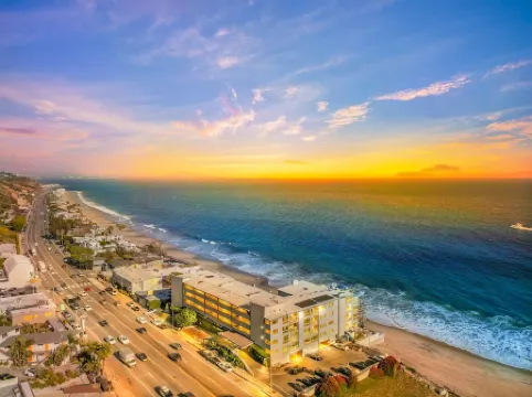 Beautiful, luxurious hideaway right on Carbon Beach in Malibu!