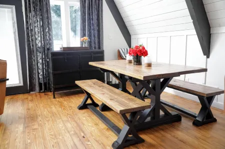 A frame cottage with private dock on lake Отели рядом с достопримечательностью «North Georgia Premium Outlets»