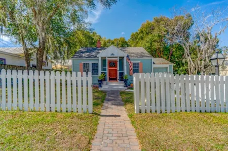 Cozy Mount Dora Cottage /Walk Downtown/ Pet Friendly / Fenced Yard Отели рядом с достопримечательностью «Walmart Garden Center»