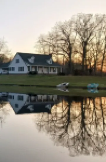 2-Bedroom Tiny Home with full kitchen, laundry, wifi, and beautiful pond views