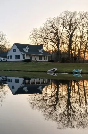 2-Bedroom Tiny Home with full kitchen, laundry, wifi, and beautiful pond views